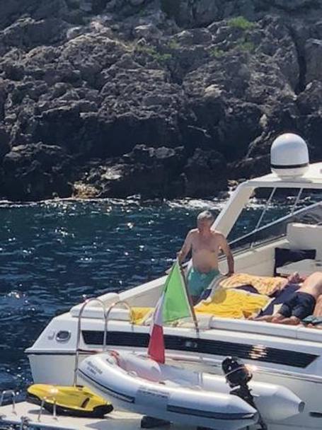 Carlo Ancelotti scruta il mare. RomaPress